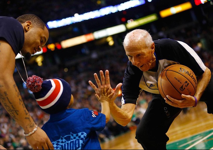 库里赛事官方发布出色防守新规，曼联争议不断！