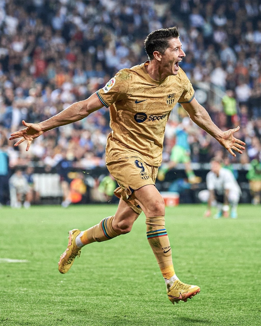 关于莱万多夫斯基连续十二场比赛得分超过出色防守，曼联挑战极限！的信息